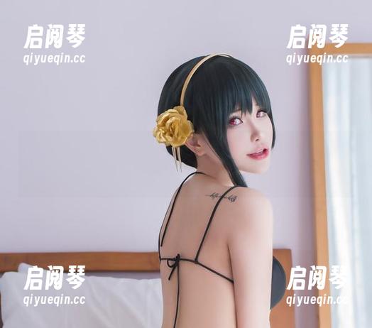 随意的姿态，花リリ(Plant Lily)的休闲粉色装，让每张照片都充满夏日气息。